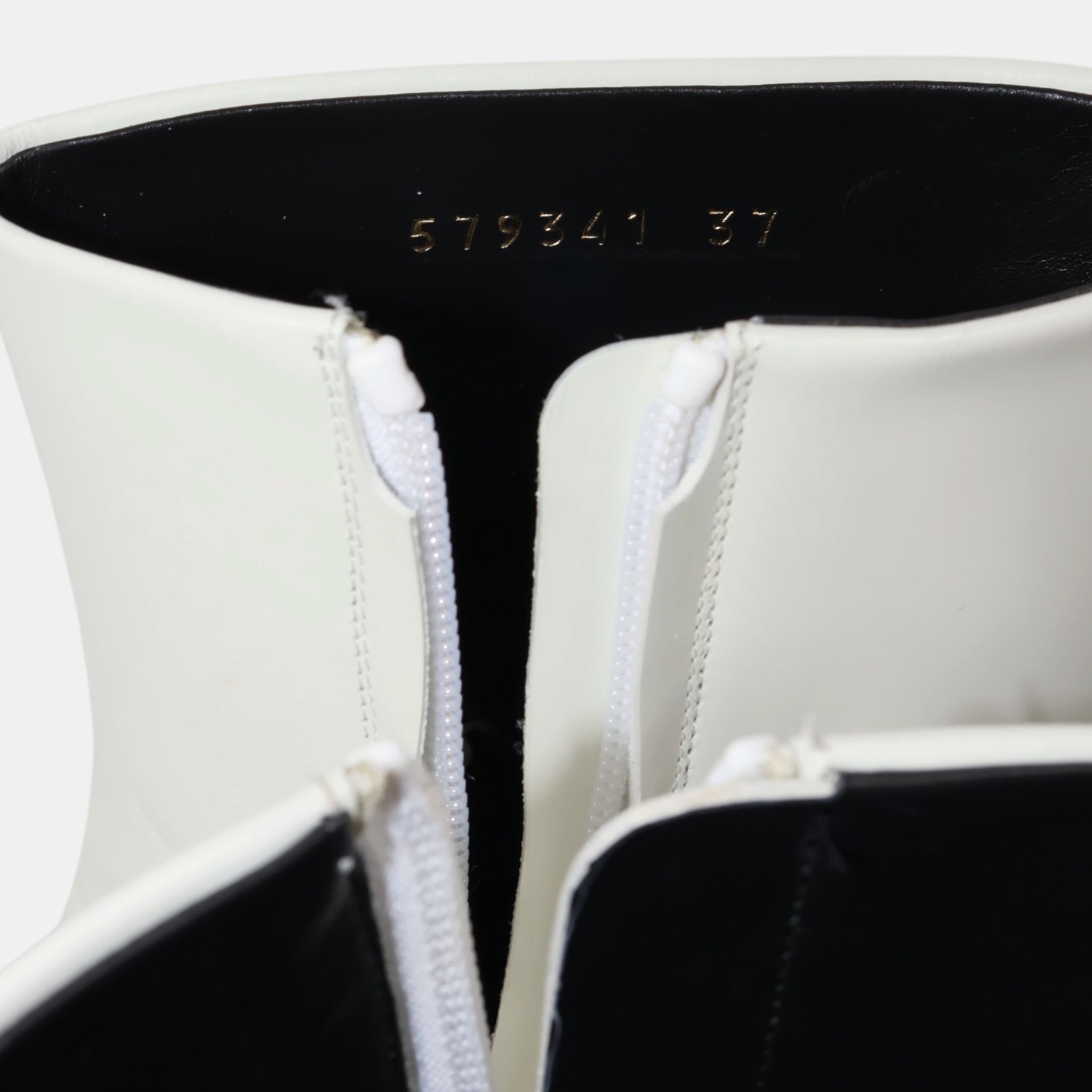 [Campaign] Balenciaga White Leather Gold BB Buckle Ankle Boots (EU37) - Brand New - Balenciaga - from the ss17 to aw21 archives