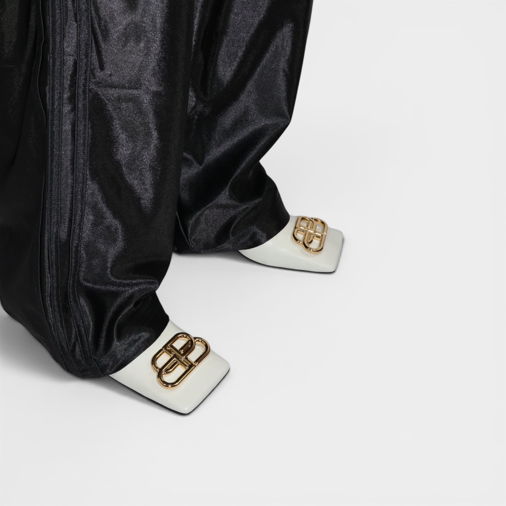 [Campaign] Balenciaga White Leather Gold BB Buckle Ankle Boots (EU37) - Brand New - Balenciaga - from the ss17 to aw21 archives